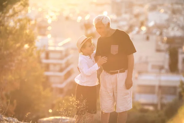 Avô Neto Desfrutando Livre Sorrindo Abraçando Conceito Família Amigável — Fotografia de Stock