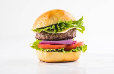 lezzetli sulu ızgara burger buğday ekmeği. Stüdyo makro çekim