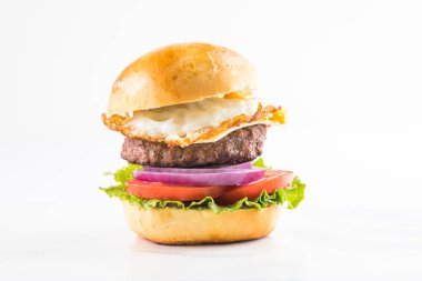 lezzetli sulu ızgara burger buğday ekmeği. Stüdyo makro çekim