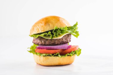 lezzetli sulu ızgara burger buğday ekmeği. Stüdyo makro çekim