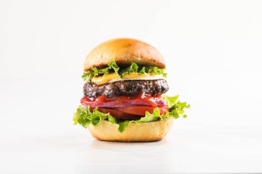Lezzetli ızgara burger ve buğday ekmeği. Stüdyo makro shot. Lezzetli ızgara burger ve buğday ekmeği. Stüdyo makro çekimi