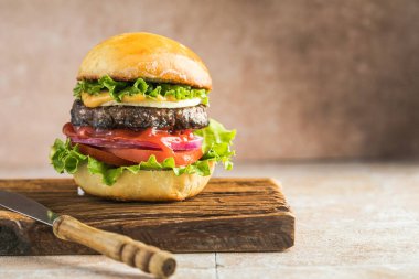 lezzetli sulu ızgara burger buğday ekmeği. Stüdyo makro çekim