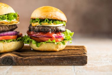 lezzetli sulu ızgara burger buğday ekmeği. Stüdyo makro çekim