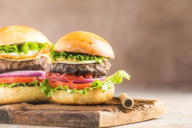 lezzetli sulu ızgara burger buğday ekmeği. Stüdyo makro çekim