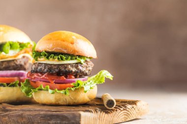 lezzetli sulu ızgara burger buğday ekmeği. Stüdyo makro çekim
