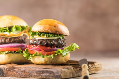 lezzetli sulu ızgara burger buğday ekmeği. Stüdyo makro çekim