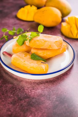 Taze meyveli mango muzlu buzlu dondurma, düz manzaralı.