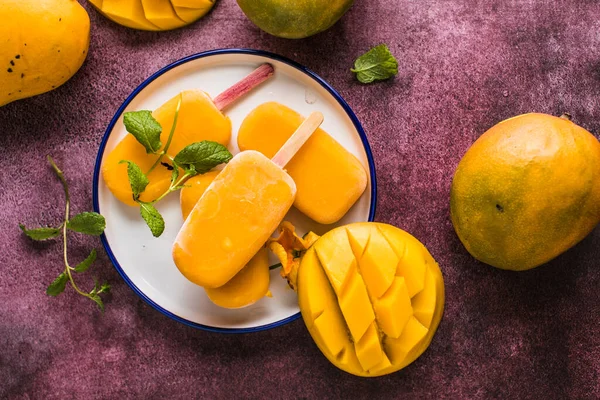 新鮮な果物とマンゴーバナナアイス フラットレイトップビュー — ストック写真