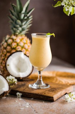 Pina colada ananas kokteyli ya da ahşap bir masada Lassi.
