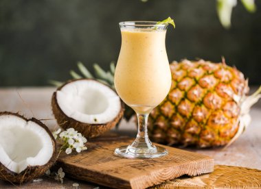 Pina colada ananas kokteyli ya da ahşap bir masada Lassi.