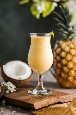 Pina colada ananas kokteyli ya da ahşap bir masada Lassi.