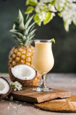 Pina colada ananas kokteyli ya da ahşap bir masada Lassi.