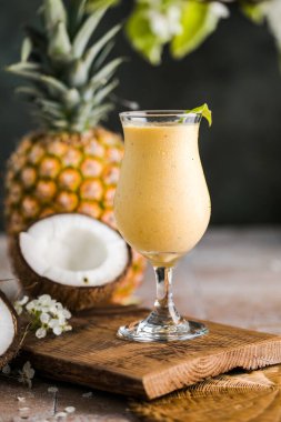 Pina colada ananas kokteyli ya da ahşap bir masada Lassi.