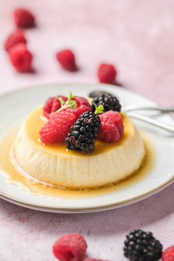 Krem karamel, flan veya karamel pudingi bir muhallebi tatlısıdır.