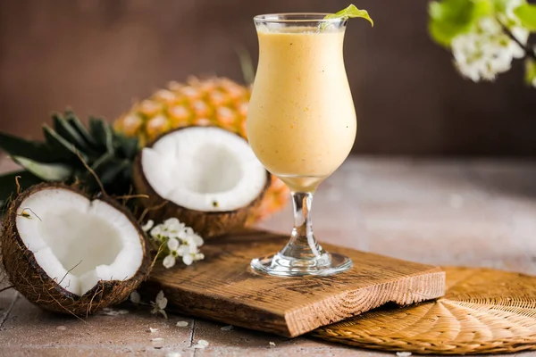 Cocktail Ananas Pina Colada Lassi Sur Une Table Rustique Bois — Photo