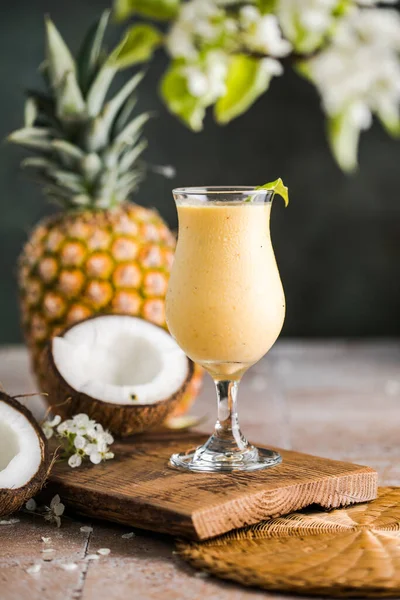 Pina Colada Ananas Cocktail Eller Lassi Ett Rustikt Träbord — Stockfoto