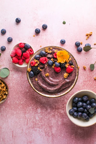 Blueberry Smoothie Bowl Com Granola Banana Sementes Chia Alimentos Saudáveis — Fotografia de Stock