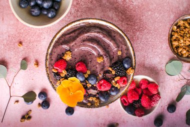 Granola, Muz ve Chia Seeds, Sağlıklı Gıda, Vegan veya Vejetaryen Diyet Gıda Konsepti, Parlak Arkaplan