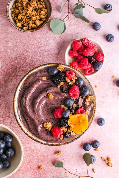 Blueberry Smoothie Bowl Com Granola Banana Sementes Chia Alimentos Saudáveis — Fotografia de Stock