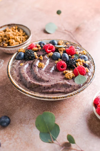Blueberry Smoothie Bowl Com Granola Banana Sementes Chia Alimentos Saudáveis — Fotografia de Stock
