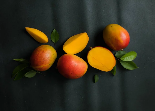 Манго Концепции Фонового Дизайна Вид Сверху Свежих Плодов Манго Листьями — стоковое фото