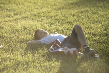 Çocuk 4 Temmuz Bağımsızlık Günü 'nü kutluyor. Buğday tarlası üzerinde Amerikan bayrağı sembolü taşıyan çocuk.