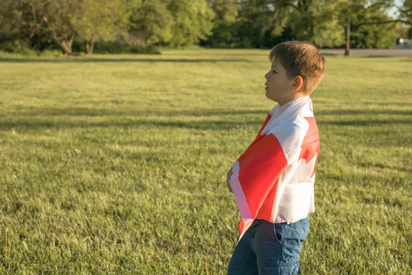 カナダ国旗を掲揚する少年 カナダ国民の祝日 7月1日 — ストック写真