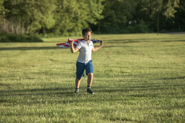Kluk Slaví Červenec Den Nezávislosti Usa Dítě Pobíhající Americkou Vlajkou — Stock fotografie