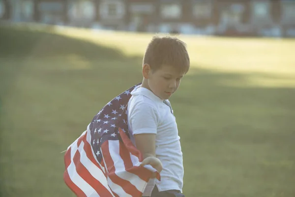 Kisfiú Július Ünnepli Usa Függetlenségének Napját Gyermek Fut Amerikai Zászló — Stock Fotó