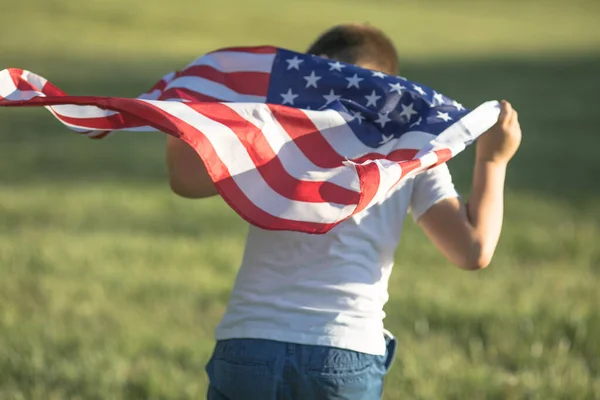 Kisfiú Július Ünnepli Usa Függetlenségének Napját Gyermek Fut Amerikai Zászló — Stock Fotó