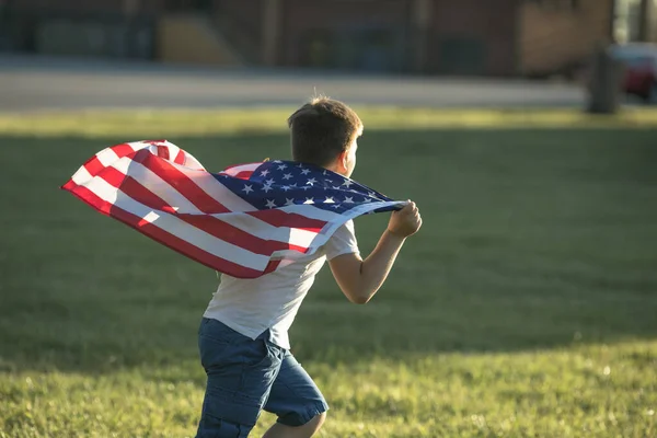 Junge Der Juli Den Unabhängigkeitstag Der Usa Feiert Kind Rennt — Stockfoto