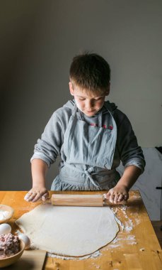 Köfte yapan çocuk, pierogi, varenyky süzme peynirle servis ediliyor. Ulusal Ukrayna mutfağı, doğal organik ev yapımı fırın ürünü.