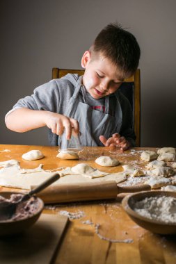Köfte yapan çocuk, pierogi, varenyky süzme peynirle servis ediliyor. Ulusal Ukrayna mutfağı, doğal organik ev yapımı fırın ürünü.