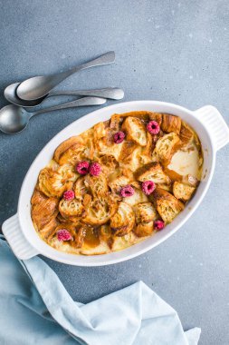 Kremalı kremalı kruvasan ekmekli puding ve vanilyalı dondurma çok lezzetli bir tatlı.