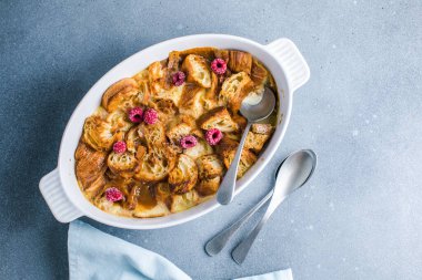 Kremalı kremalı kruvasan ekmekli puding ve vanilyalı dondurma çok lezzetli bir tatlı.