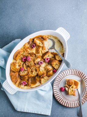 Kremalı kremalı kruvasan ekmekli puding ve vanilyalı dondurma çok lezzetli bir tatlı.