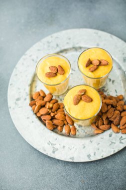 Kaymak ağacından yapılmış otantik Hint soğuk içeceği, safranlı Lassi adlı süt malai, kesar aromalı, ayrıca Kesariya, Keshariya veya Kesar Lassi olarak da bilinir, bardaklarda servis edilir.