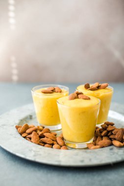 Kaymak ağacından yapılmış otantik Hint soğuk içeceği, safranlı Lassi adlı süt malai, kesar aromalı, ayrıca Kesariya, Keshariya veya Kesar Lassi olarak da bilinir, bardaklarda servis edilir.