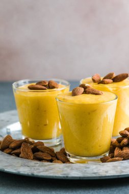 Kaymak ağacından yapılmış otantik Hint soğuk içeceği, safranlı Lassi adlı süt malai, kesar aromalı, ayrıca Kesariya, Keshariya veya Kesar Lassi olarak da bilinir, bardaklarda servis edilir.