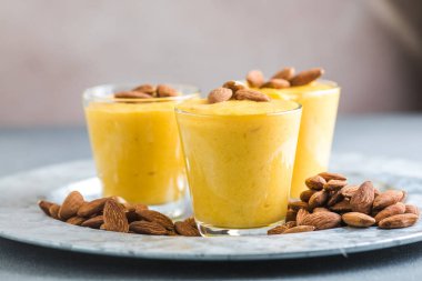 Kaymak ağacından yapılmış otantik Hint soğuk içeceği, safranlı Lassi adlı süt malai, kesar aromalı, ayrıca Kesariya, Keshariya veya Kesar Lassi olarak da bilinir, bardaklarda servis edilir.