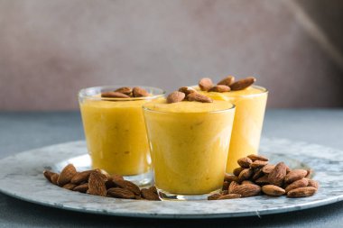 Kaymak ağacından yapılmış otantik Hint soğuk içeceği, safranlı Lassi adlı süt malai, kesar aromalı, ayrıca Kesariya, Keshariya veya Kesar Lassi olarak da bilinir, bardaklarda servis edilir.