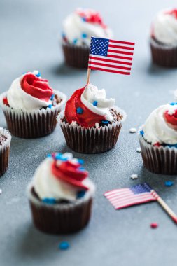 Bağımsızlık Günü 4 Temmuz, Amerikan vatansever partisi Amerikan sembolleriyle. Kekler tatlı, krem peynir ya da krema..