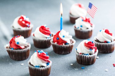 Bağımsızlık Günü 4 Temmuz, Amerikan vatansever partisi Amerikan sembolleriyle. Kekler tatlı, krem peynir ya da krema..