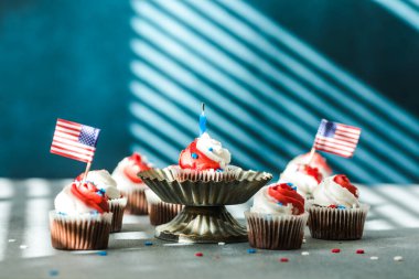 Bağımsızlık Günü 4 Temmuz, Amerikan vatansever partisi Amerikan sembolleriyle. Kekler tatlı, krem peynir ya da krema..