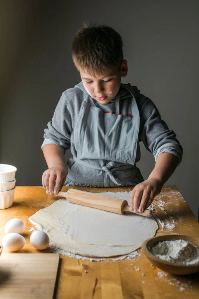 Köfte yapan çocuk, pierogi, varenyky süzme peynirle servis ediliyor. Ulusal Ukrayna mutfağı, doğal organik ev yapımı fırın ürünü.