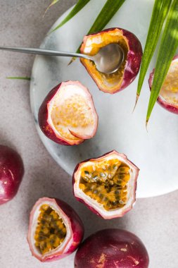 Olgun organik tutku meyvesi. Taze tutku meyvesinin yarısı..