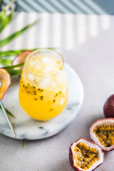 Glass Iced Passion Frukt Läsk Med Citron Och Passionsfrukt Halv — Stockfoto