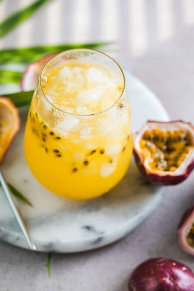 Glass Iced Passion Frukt Läsk Med Citron Och Passionsfrukt Halv — Stockfoto