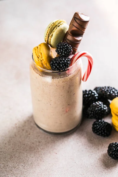 Çikolata düşkünü ekstrem milkshake, badem kurabiyesi, meyve ve tatlı. Deli saçması yemek trendi. Boşluğu kopyala