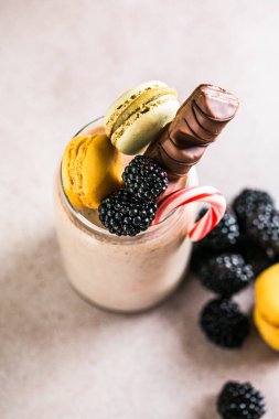 Çikolata düşkünü ekstrem milkshake, badem kurabiyesi, meyve ve tatlı. Deli saçması yemek trendi. Boşluğu kopyala